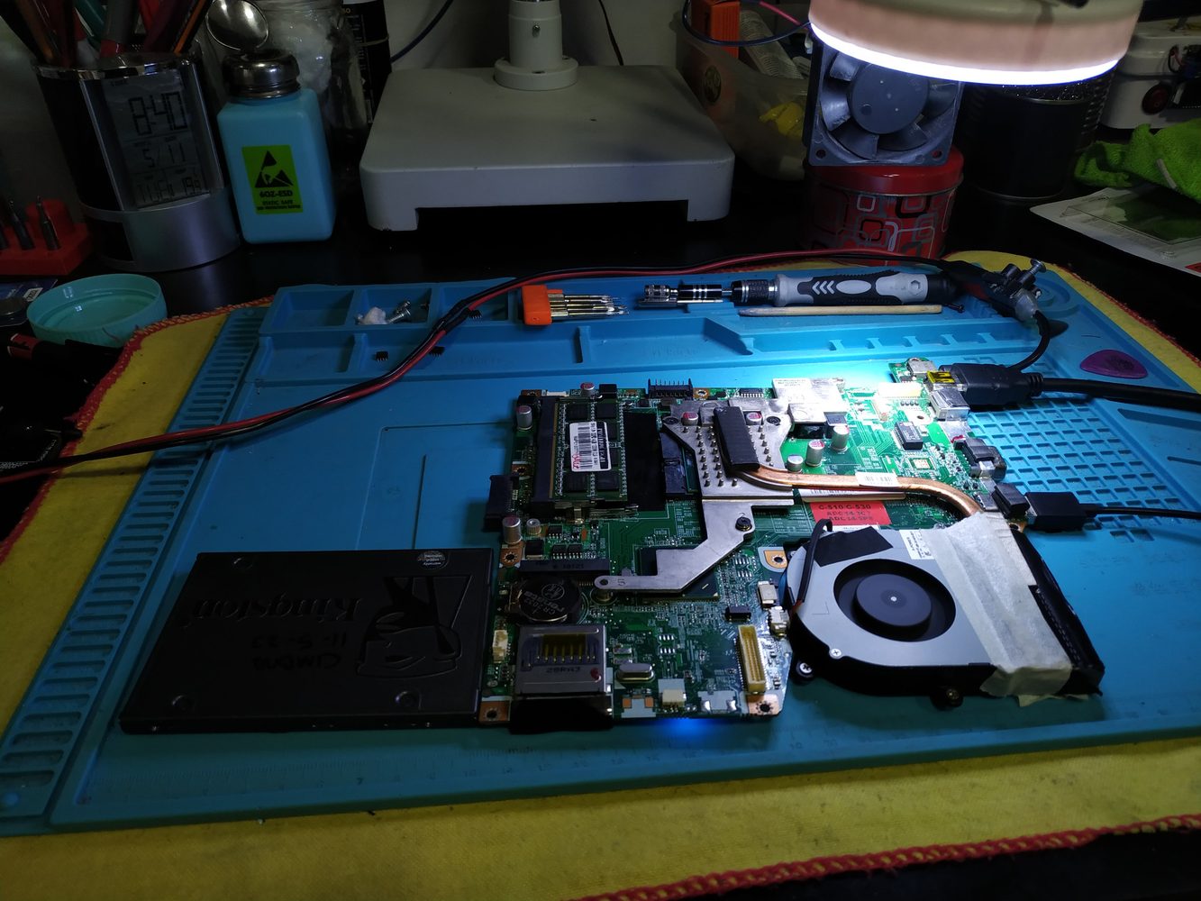 Componente electrónico con pinza