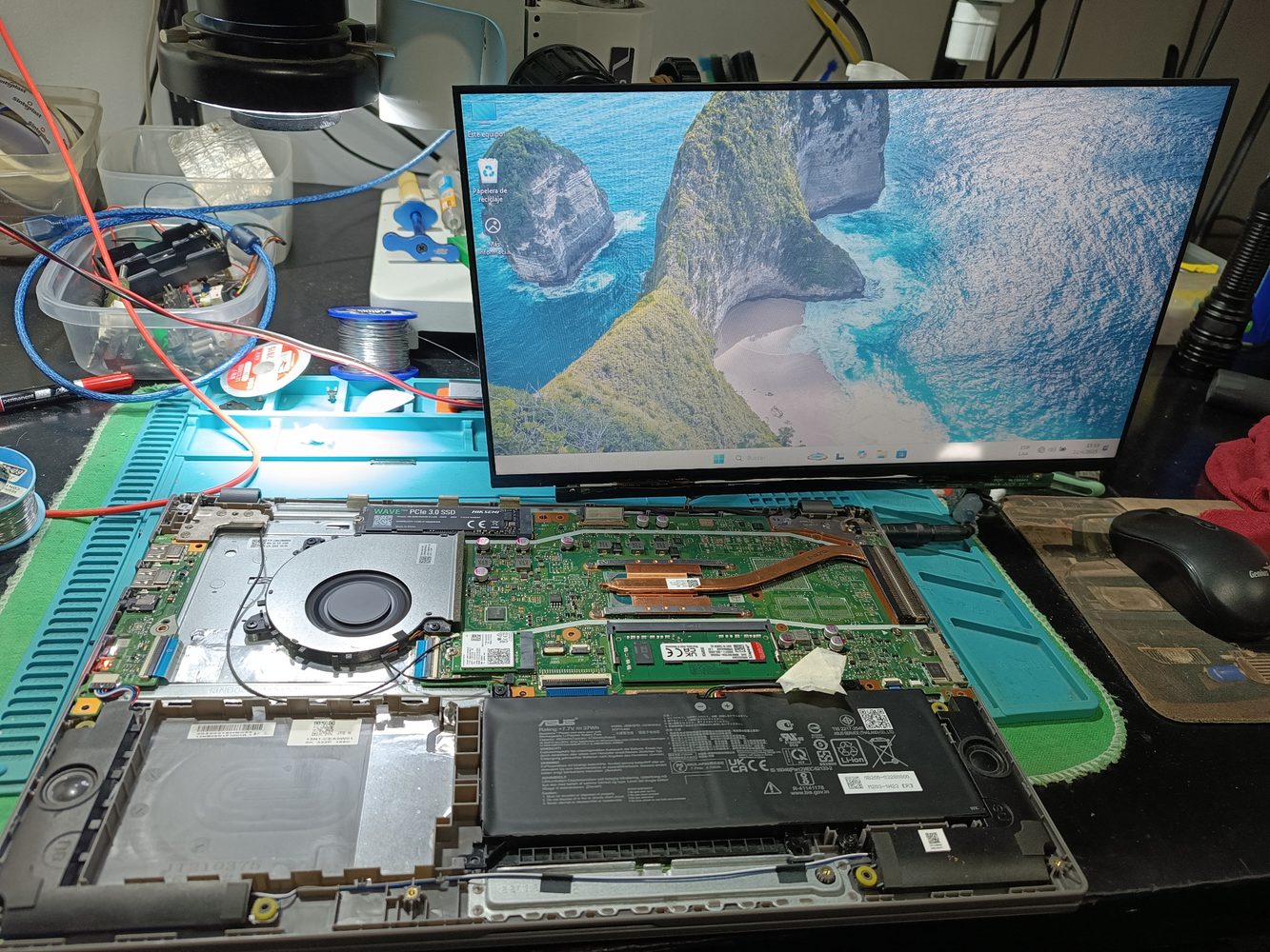 Notebook abierta en reparación