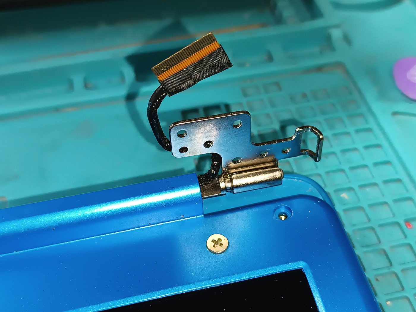 Bisagra de notebook y flex LVDS durante reparación