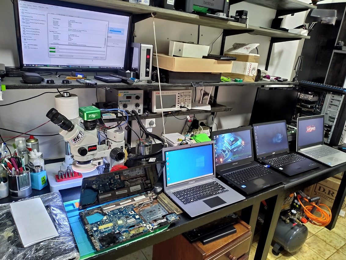 Banco técnico con notebooks en diagnóstico