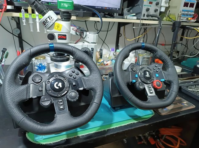 Volantes Logitech en banco técnico para diagnóstico y reparación