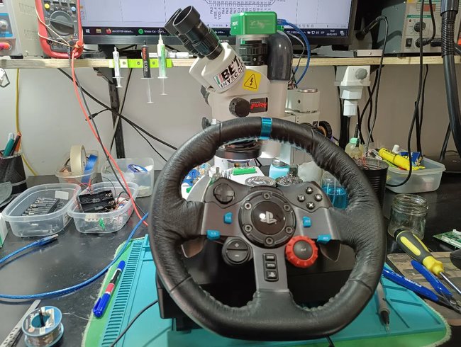 Volante Logitech en prueba sobre banco de microelectrónica