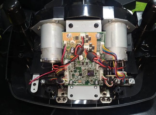 Interior de volante Logitech con placa, motores y cableado