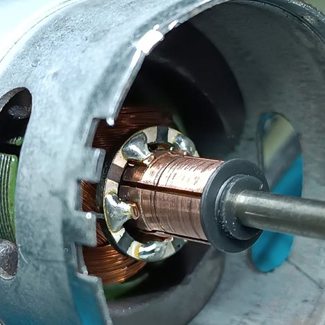 Motor de force feedback de volante Logitech en revisión
